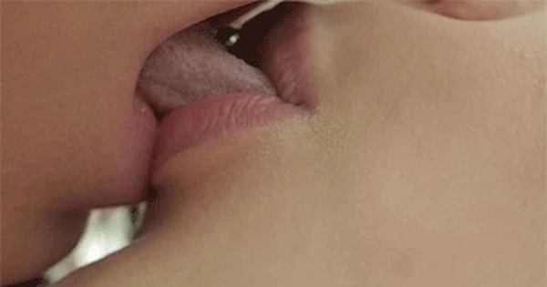 Лесбияночка целует бритую писю