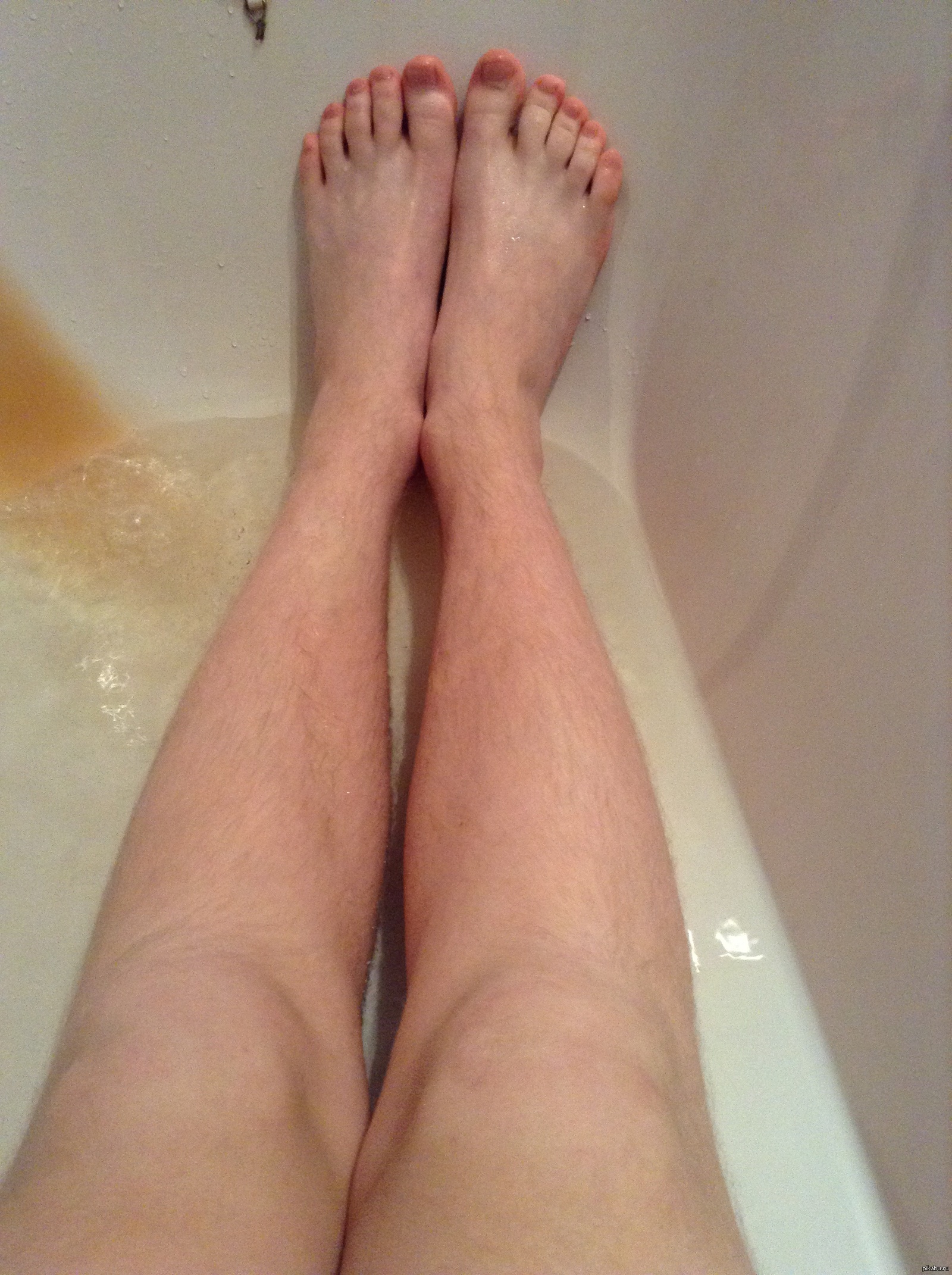 Стройняшка в маленькими титьками раздвинула ноги в ванне