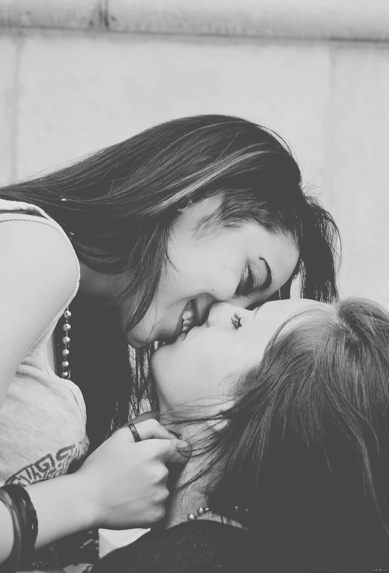 Девки лесбиянки целуются после того как потрахались с использованием самотыков