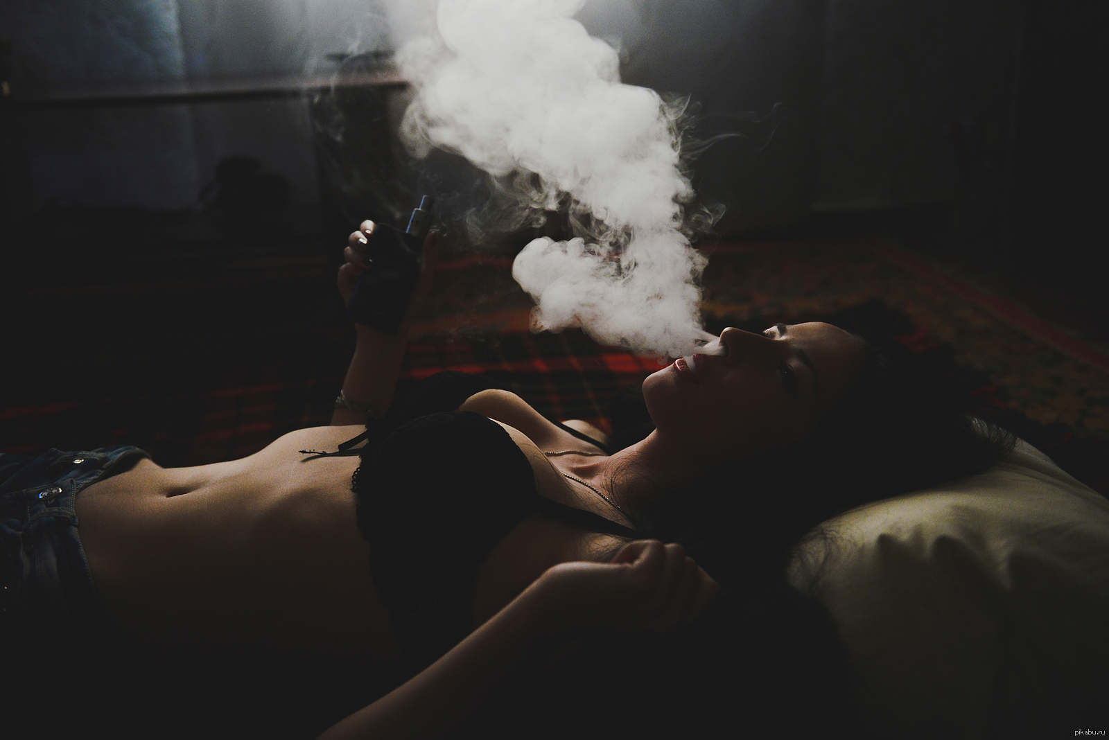 Красивая эротика курящих женских тел  16 фото