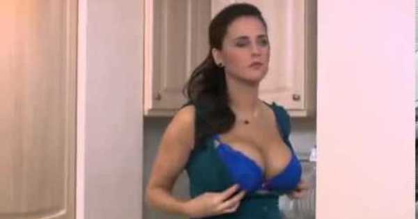 Сисястая в красном платье снимается в домашнем секс-видео с друганом и кончает