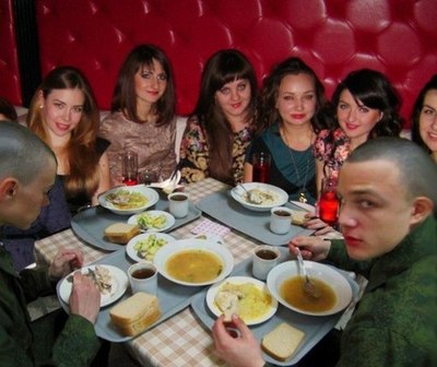 не ест мясо в армии. 1439757522185578776. не ест мясо в армии фото. не ест мясо в армии-1439757522185578776. картинка не ест мясо в армии. картинка 1439757522185578776. Веганство и призыв в армию – понятие совместимое. Берут ли в армию вегетарианцев – ответ однозначный. В законе «О военной обязанности и воинской службе» нет упоминания о вегетарианстве, не предусмотрено освобождение от службы. Призывнику придется подстраиваться под армейский рацион либо подать заявление о прохождении альтернативной службы по месту жительства.