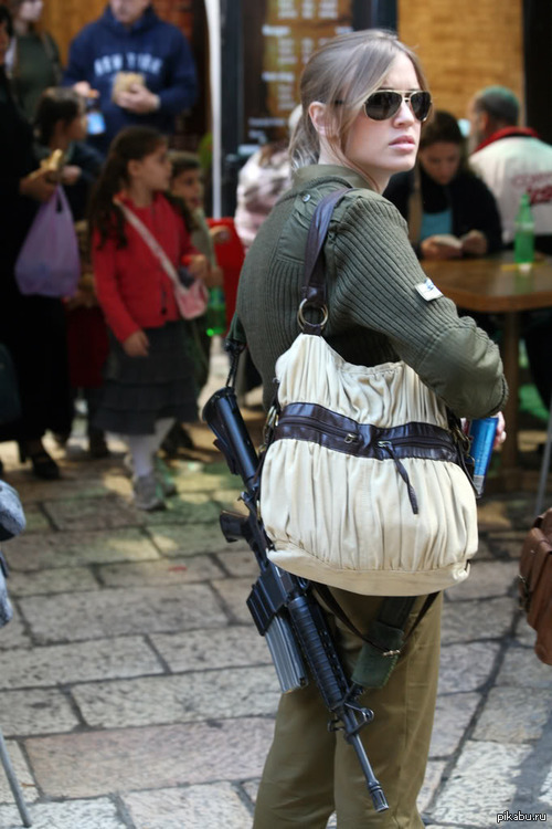 Вот девушка-военнослужащая АОИ