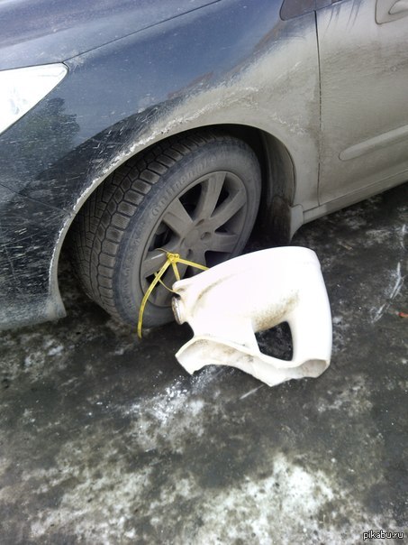 Сегодня наткнулся на такую картину. Машина перекрыла въезд мусоровозу к мусоркам, там есть и знаки и табличка с просьбой машины не ставить.