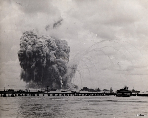 Взрыв американского транспорта с боеприпасами «Маунт Худ» в гавани Сэйдлер на островах Адмиралтейства.