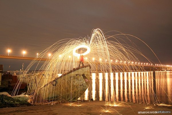 Корабль, искры и вода. И все это на фоне Волгоградского моста.