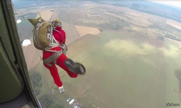 Что ты видишь перед собой перед тем, как почувствуешь пинок под зад, выкидывающий тебя наружу.