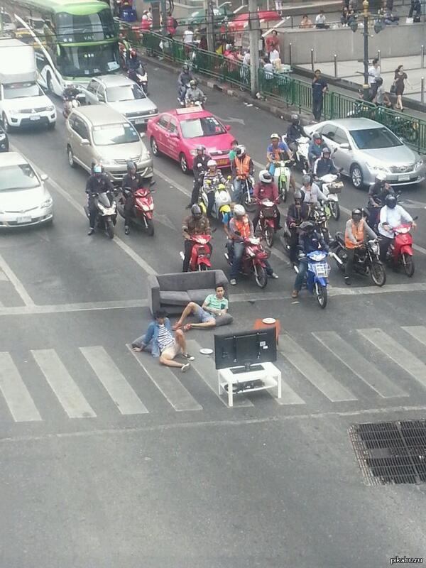 Просто гостиная, листайте дальше.