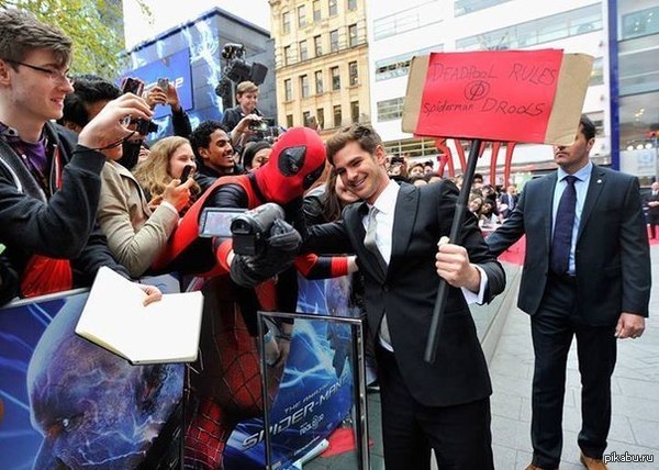 Deadpool троллит паука)