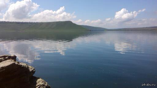 Облака отражающееся в Днестре.Бакота