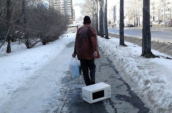 An ordinary day in Yekaterinburg. A man went out to walk his microwave. - My, Yekaterinburg, Men, Microwave, Spring