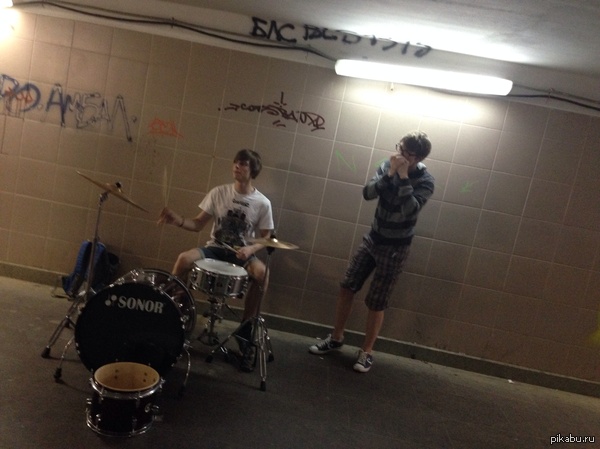 Музыканты в переходе.