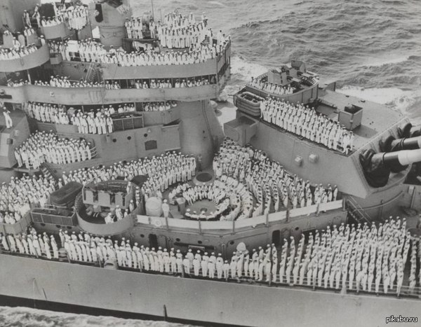 Вид на американский линкор «Миссури» во время подписания капитуляции Японии.