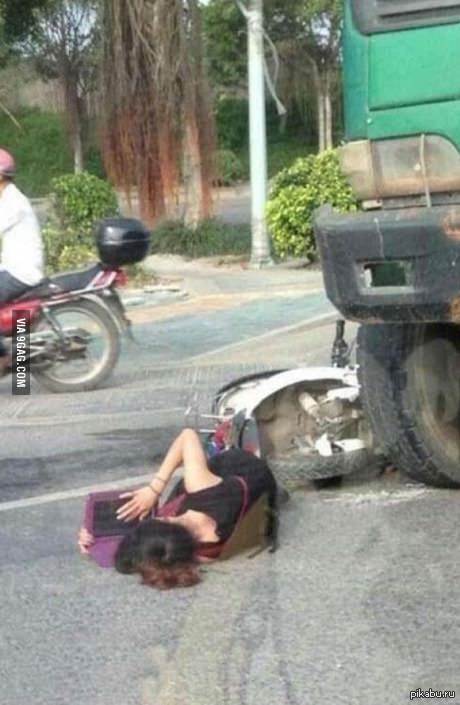 Китайская девушка попала в аварию и учится ожидая скорую