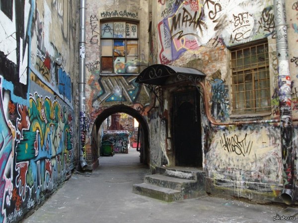 Обычный Питерский двор в центре города