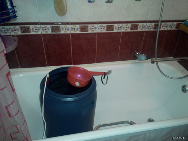 Отключили горячую воду а мой отец любитель обильно обливаться.