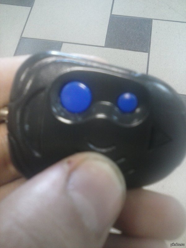 Улыбака Сегодня на работе смотрел на тревожную кнопку,а она мне улыбается :)