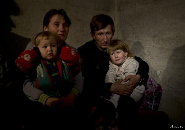 Дети донбасса в подвале. Дети Донбасса в бомбоубежище. Жители Донбасса в подвалах.