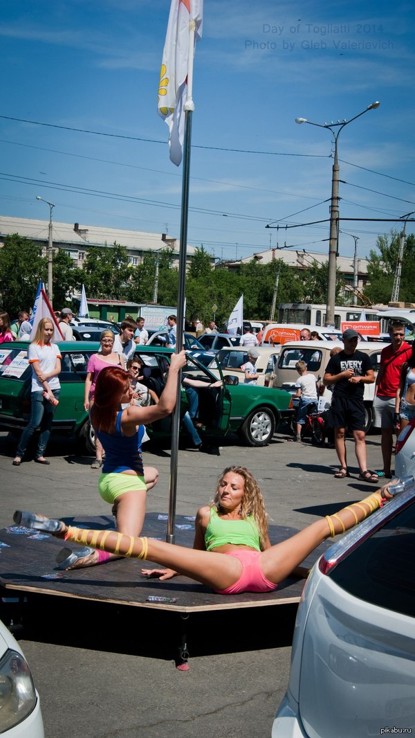 День защиты детей в Тольятти совпал с празднованием Дня Города.  Эти танцули сильно возмущали народ)