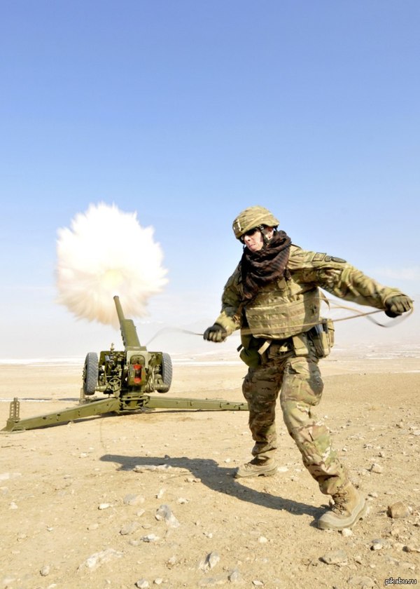 American soldier and howitzer with dandelion - US Army, Howitzer