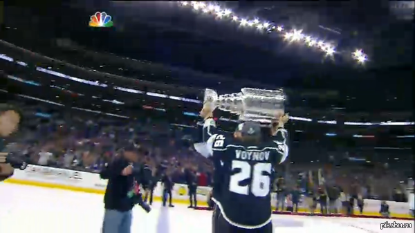 Тем временем,Лос-Анджелес Кингз снова выиграли Кубок Стенли!