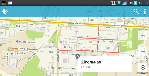 Улица, одновременно параллельная и перпендикулярная самой себе, состоящая из нескольких частей
