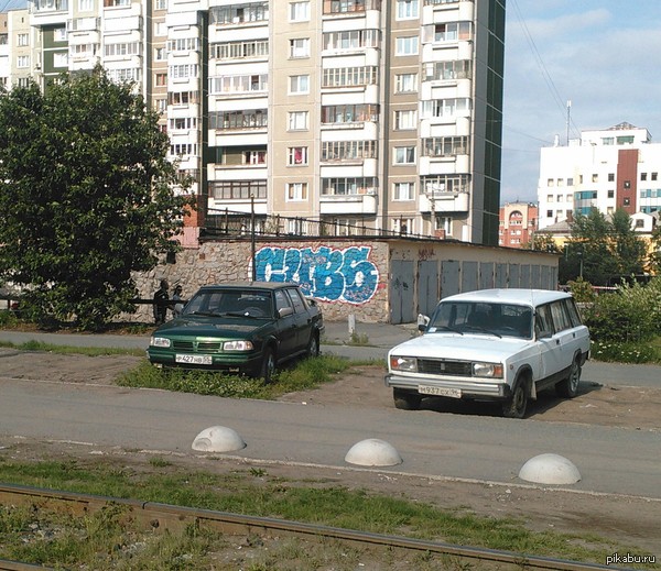Постоянство. Наблюдаю этот москвич уже 5 лет