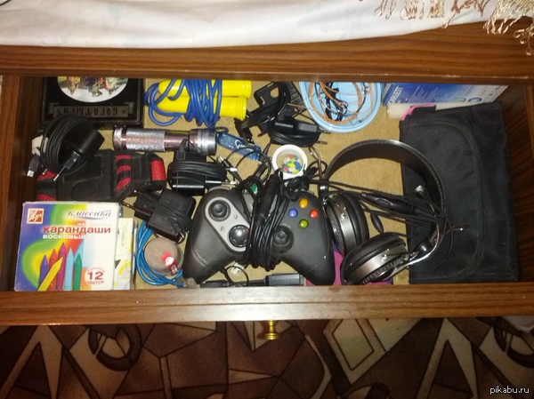 Это у меня в ящике стола. А что у вас, дорогие пикабушники?