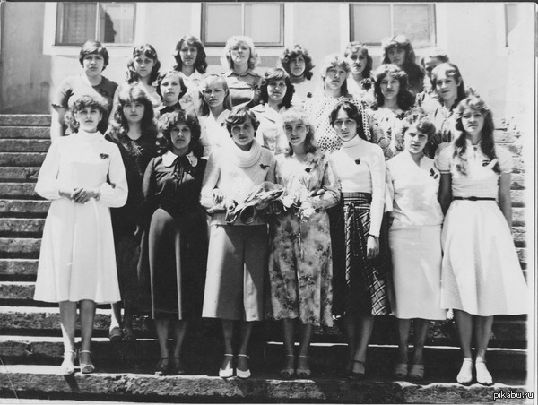 народные умельцы и мастера, помогите сделать цветной фотографию моей мамы и её группы с учебы, буду очень благодарен.