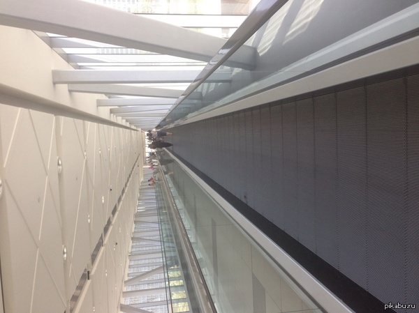 Я настолько медленный, что на этих штуках в метро всегда иду прижавшись справа.