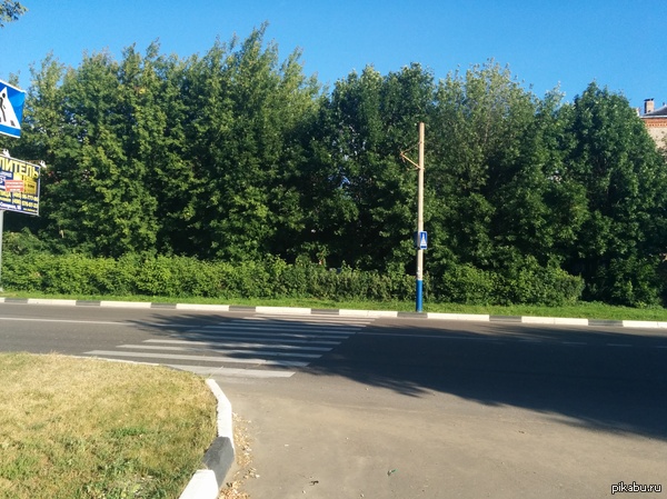 Вчера гулял с дочей и подумал перейти дорогу по переходу. Но что то не решился.