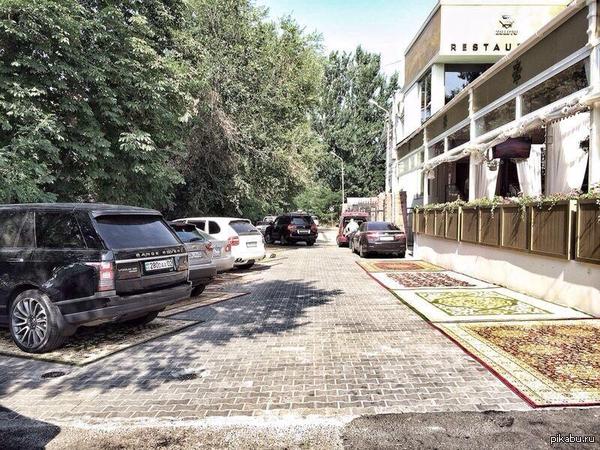 Парковка ресторана "Золото". Алматы