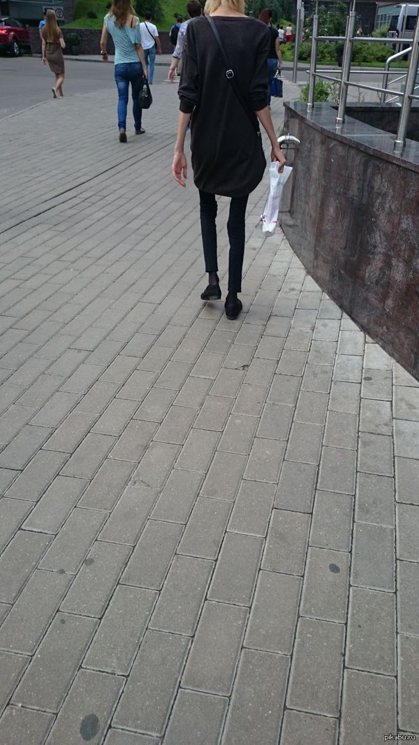 Ни кого не хочу обидеть,но сразу впомнился Слендер.