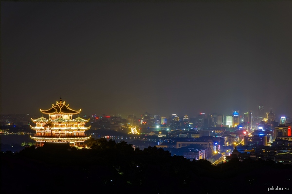 Монастырь Линъиньсы ночью. Слева от монастыря виднеется Западное озеро, а справа центральная часть города Ханчжоу.