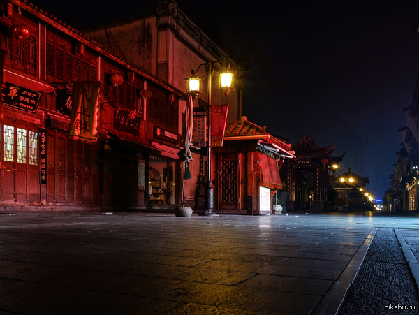 Старая улица Ханчжоу. Не хватает пары асассинов на крыше ))