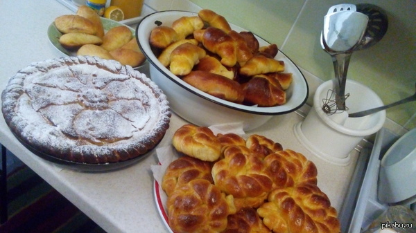 Бабушка приехала погостить и напекла вкусняшек. Люблю её <3