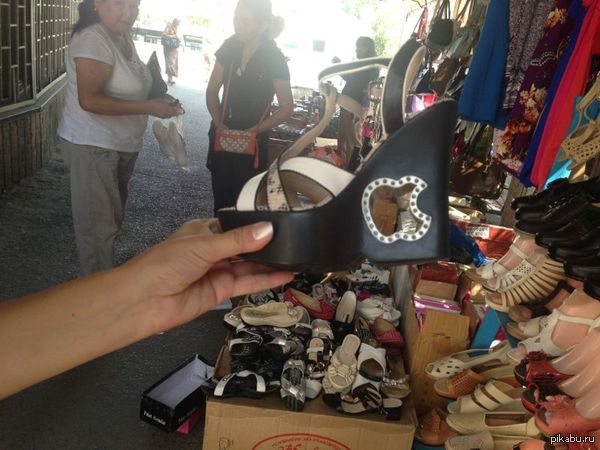 Компания Apple выпустила свою коллекцию обуви Как сообщает глава Apple - Тим Кук, данные действия помогут захватить рынок не только гаджетов, но и обуви. Так же планирует сявыпуск одежды