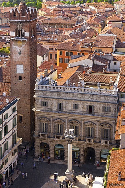 Пьяцца делле Эрбе в Вероне (Венето, Италия)