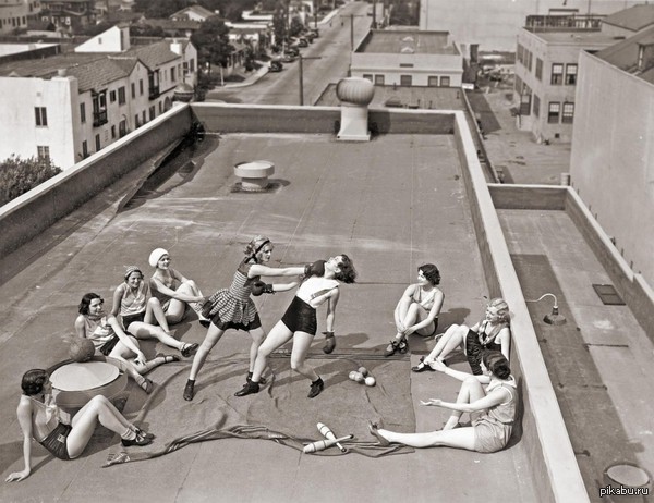 Женщины занимаются боксом на крыше в Лос-Анджелесе. 1933 год.