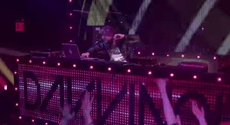 Нелегок труд диджея :)