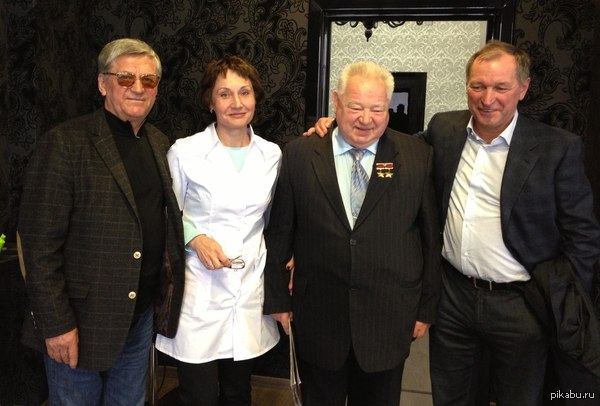 Фото моей мамы со знаменитостью. Фотографировал я. Слева Александр Иванович Тихонов, моя мама, Георгий Михайлович Гречко.