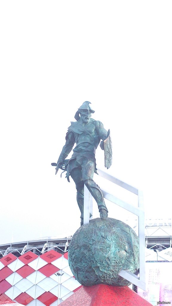 Не в обиду болелам Спартака, но такое впечатление, что ему ромб в задницу воткнули.