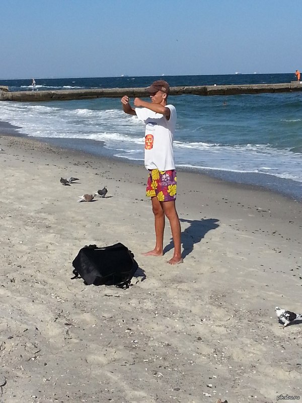 Этот чудак пришел на море, скинул рюкзак и застыл в такой позе)