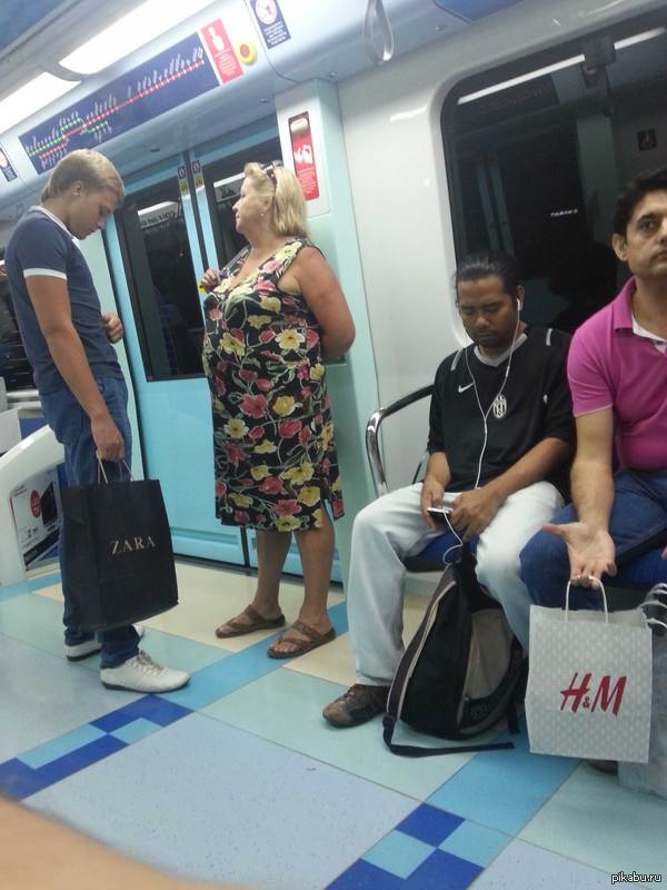 В тему о том, как узнать наших соотечественников за границей. Сфотографировал в дубайском метро.