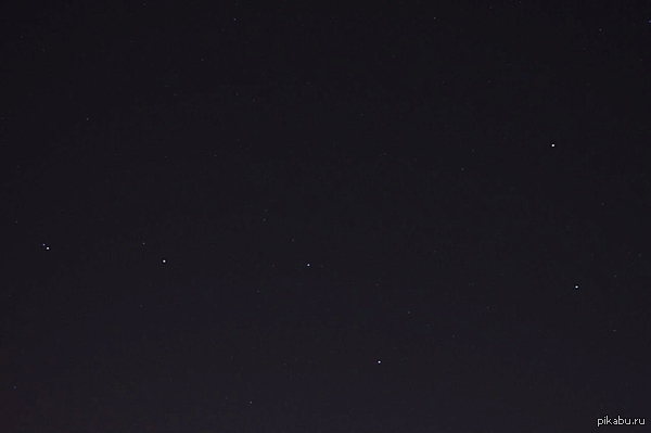 Всем знакомый Ковш Большой Медведицы. Одна звездочка - не в кадре.