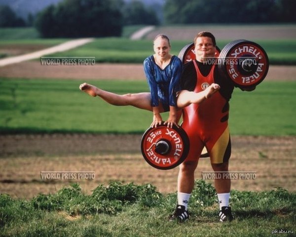 Гимнастка напала на штангиста )