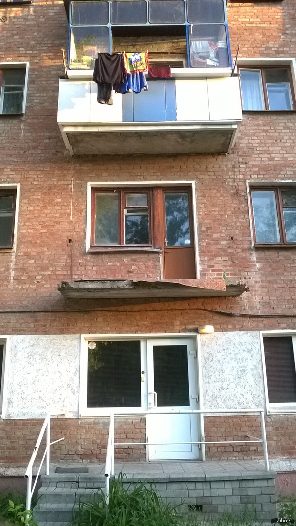 Выходит утром на балкон....самоубийца вазген карапетович (с).