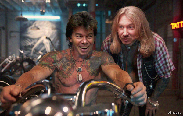 Игорь разрешил Олегу посидеть на своём мотоцикле.