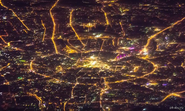 Ночная Москва с высоты птичьего полета. Выглядит эффектно