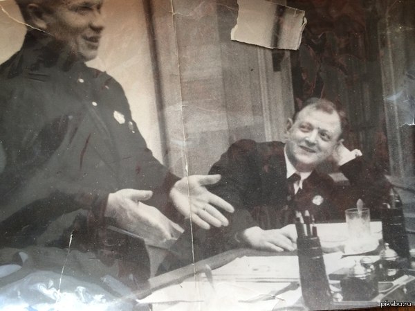 Нашел в семейном архиве. Простите за качество - фотографировал старую, надорванную фотографию на телефон. Мой дедушка и Никита Сергеевич: